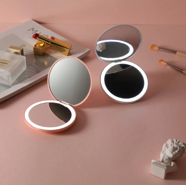 Кишенькове кругле дзеркало для макіяжу з LED підсвічуванням Pocket Mirror USB 52827 фото